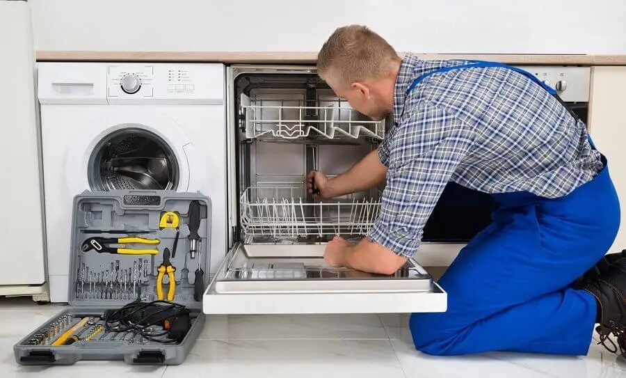 Gölbaşı Smeg servisi teknisyen ekibi beyaz eşya tamiri yaparken